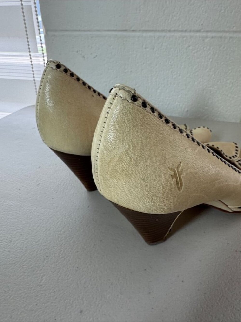 Frye Ivory Studded Peep Toe Low Heel Retro Size 8 Leather Boho Cottagecore - Picture 4 of 14